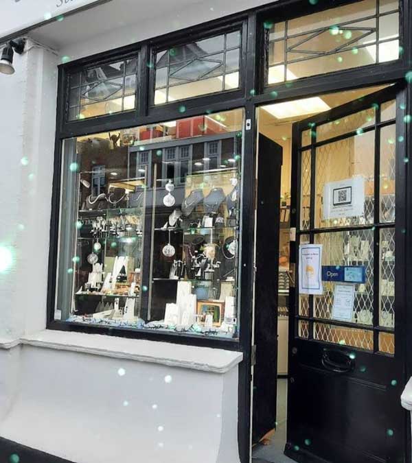 PinnerLocal's tweet photo. De'Paul - Jewellery for #Christmas Visit the local exquisite De'Paul shop in Pinner High Street for Christmas gifts or their website and be amazed at the selection https://t.co/bPnseQWshG @PinnerAssociat @QueensHeadPinn @Proud_of_Pinner  @spoiltrottend0g @harrow_council https://t.co/RBsYYZcXe8