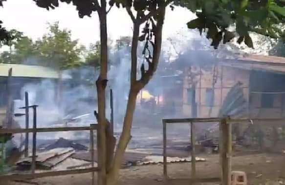 kominthike's tweet photo. Junta terrorists used helicopters for raiding #Hnankha village, Kantkaw tsp, #Magway region on Nov 17. They shot villagers recklessly about 40 minutes. 7 unarmed civilians n 2 PDFs were shot dead. They set fire to the village.
#WhatsHappeningInMyanmar https://t.co/KE3OtEHb5Z