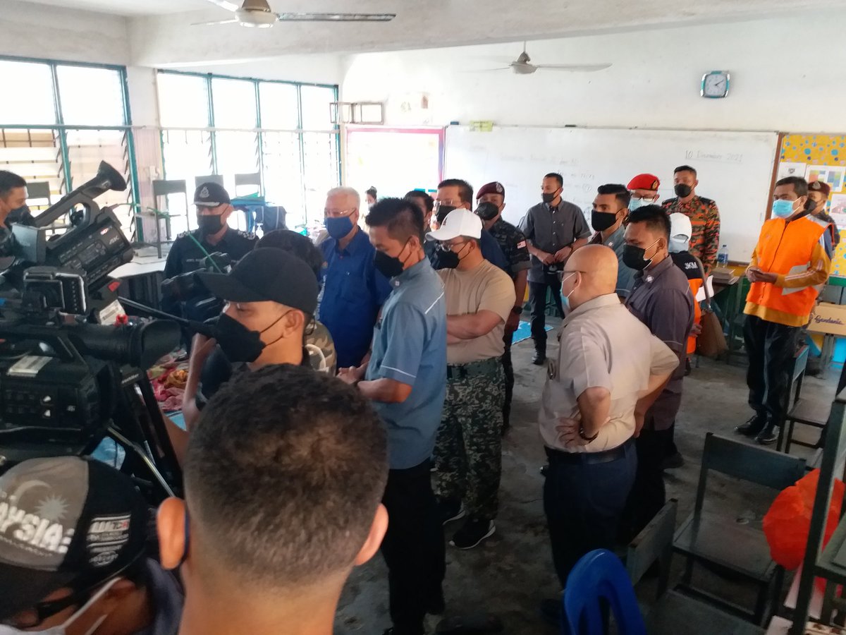 KP_bombaJBPM's tweet photo. 19.12.2021 Mengiringi YAB Dato' Sri Ismail Sabri Perdana Menteri ke lokasi PPS SK Johan Setia dan SK Telok Gong untuk melihat keadaan dan memantau pengurusan mangsa banjir dikawasan yang terjejas teruk. https://t.co/yYUIZ6vEGq