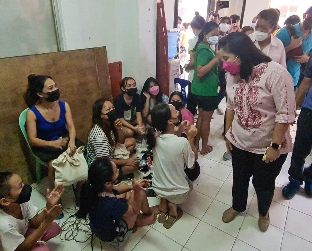 WALA TAYONG MAGAGAWA  E NANDOON TALAGA SI VP LENI SA CEBU PARA MAKIISA SA BIKTIMA 😀