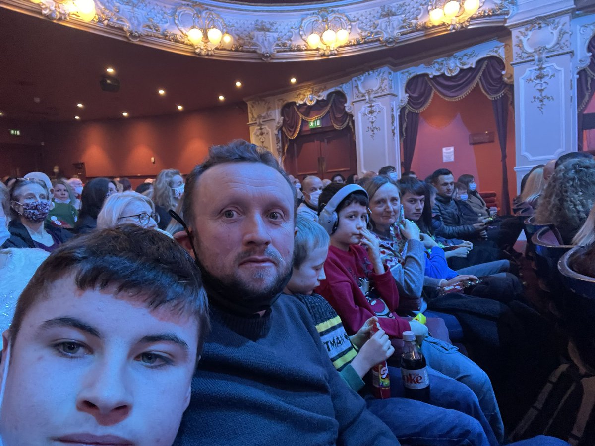 ROYFARMER1971's tweet photo. Great to visit Sheffield for our annual trip to the panto, fantastic show, with the legend @djwilliamsact on top form as ever, already booked again for next year! 😁 #lyceumpanto @SheffieldLyceum https://t.co/GgJhAaK15g