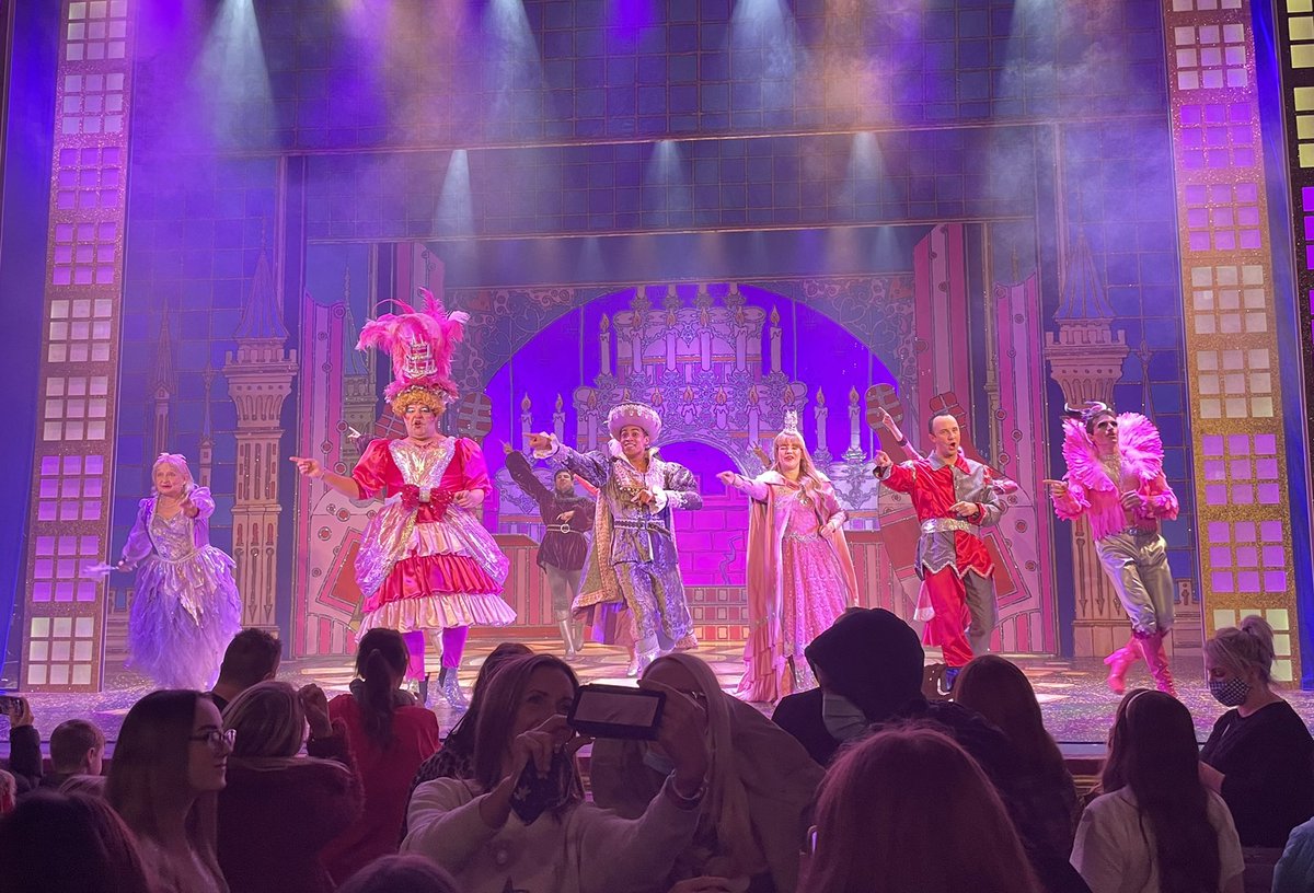 ROYFARMER1971's tweet photo. Great to visit Sheffield for our annual trip to the panto, fantastic show, with the legend @djwilliamsact on top form as ever, already booked again for next year! 😁 #lyceumpanto @SheffieldLyceum https://t.co/GgJhAaK15g