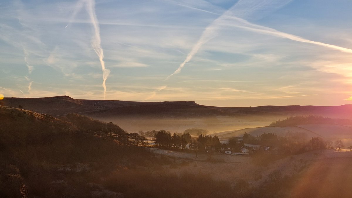 walkingthepeaks's tweet photo. Pretty lovely out there in the @peakdistrict earlier today. Headed out 7am ish for a 7km run round Bamford and the Thornhill Trail. Photos are from the road at the top end of Bamford Edge.

#peakdistrict
#theoutdoorcity
#Derbyshire
#bamford https://t.co/icT9T321ON