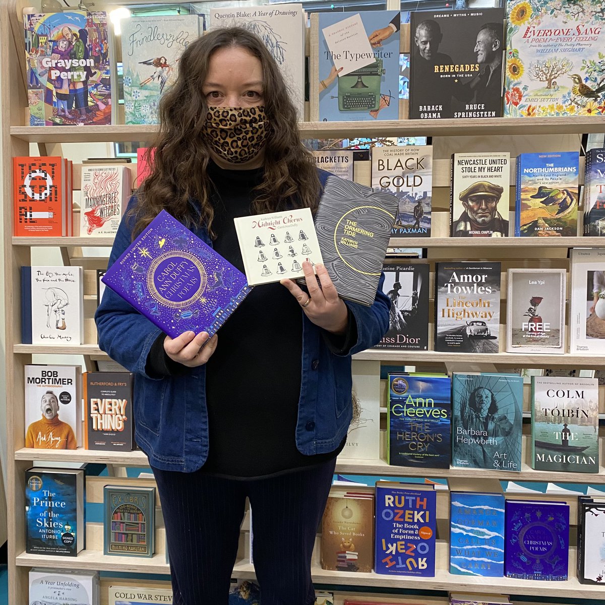 🤩! 
Brilliant! @kathwilliamsuk *officially* opened our bookshop in Alnwick on Tuesday &amp; <a href="/ObsMagazine/">The Observer Magazine</a> today 🙌 fab article <a href="/juderogers/">Jude Rogers 💙</a>