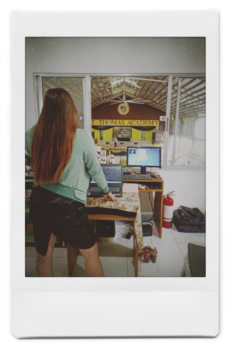 CastilloJolen's tweet photo. Nakikita ko yung college self ko sa picture na ito.

Long hair, at kita mo na maarte kahit nakatalikod! 😂😂😂 https://t.co/DMwtIv3wLx