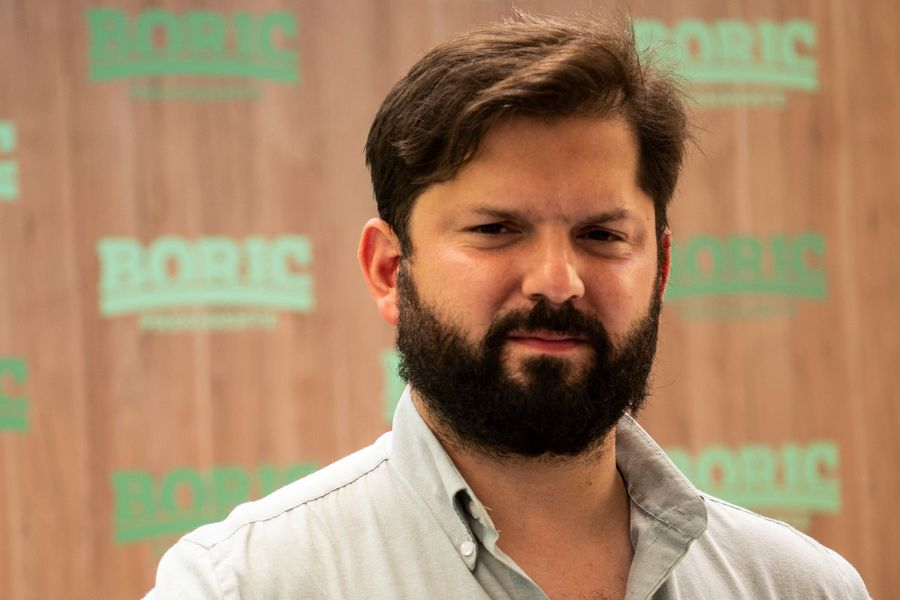 Some things that we could keep in mind to understand why @gabrielboric, a left-wing militant of Yugoslav origin, might become President of Chile today.