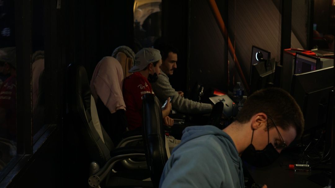 Milk_Esport's tweet photo. Derniers préparatifs avant le début de la #SIMDREAM organisé par la @VTRL_off au @Milk_Esport au profit de l'association @asso_ArcEnCiel_ !
Venez nous rejoindre pour un événement de folie dans la joie et la bonne humeur !
#VTRL
⏩https://t.co/P8p2RIU4MB https://t.co/yMP9CZFVH4