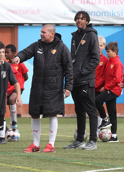 Hei sinä 16-25-vuotias nuori! Haaveiletko jalkapallovalmentajan urasta, tai oletko kiinnostunut liikunta-alan jatko-opinnoista? 

Lue lisää vjs.fi/2021/12/15/vjs… ja hae!

#valmentajaakatemia #osaamisenkehittäminen #johtavaurheilijoidenkasvattaja #jalkapalloyhteisösinulle