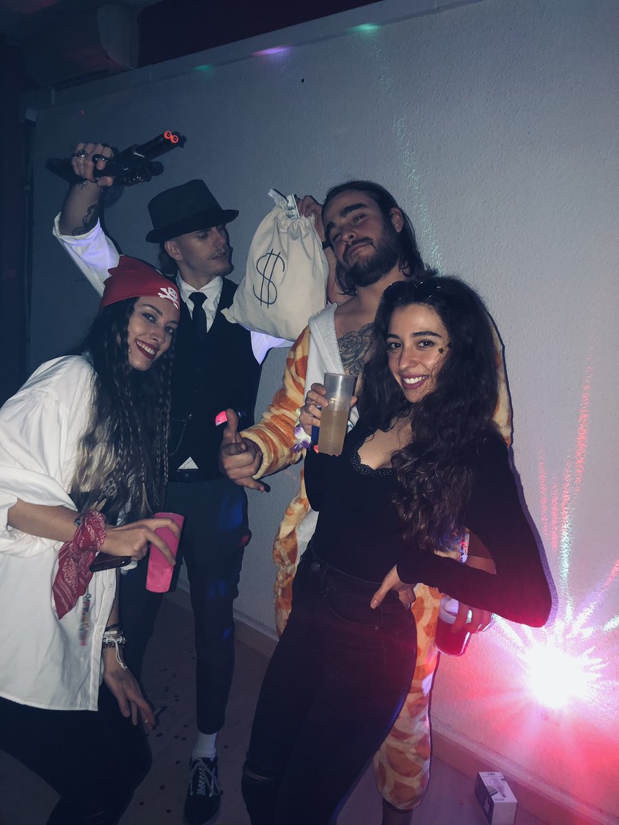 Rubi99beniR's tweet photo. Ayer hicimos una fiesta sorpresa de disfraces por el cumple de mi mejor amigo. Siempre importara la buena compañía y no el plan❤️‍🔥 https://t.co/2U43LhGZgT