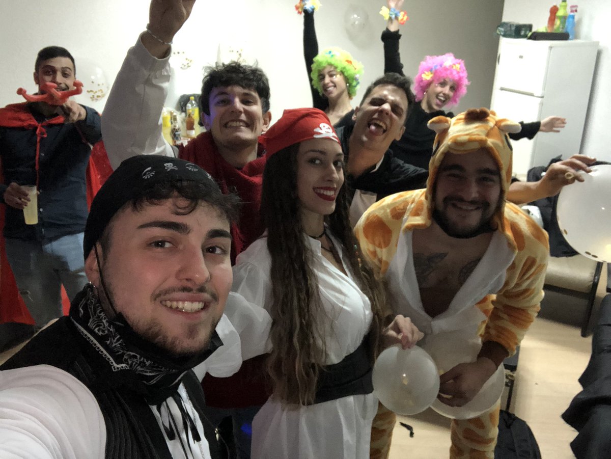 Rubi99beniR's tweet photo. Ayer hicimos una fiesta sorpresa de disfraces por el cumple de mi mejor amigo. Siempre importara la buena compañía y no el plan❤️‍🔥 https://t.co/2U43LhGZgT