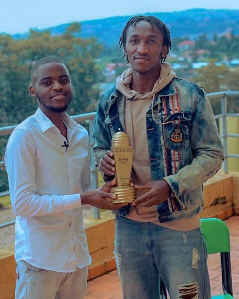 EMSports3's tweet photo. #SportsIsLife 
Umukinnyi w'umwaka wa @EMSports3 yabaye #ShobozwaByoseNumukiza ndetse tumushyikiriza ishimwe twari twamuteguriye nka @EMSports3. Haruwo tutemeranya🙄? @Rwanda_Sports @ferwabaRW @PatriotsBBC https://t.co/bcpoK3Ravy