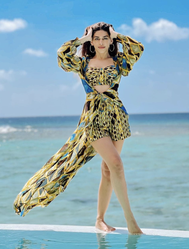 GraziaIndia's tweet photo. #AlayaaF giving us some #beachvacation outfit inspo! https://t.co/m3V6RT455p