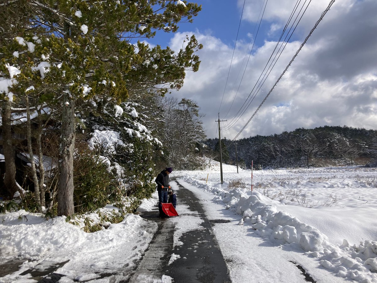 今日は夫も一緒に雪遊び。昨日は泣いてたけど、もともと雪を楽しみに待っていただけあって、とっても楽しく遊べた。まさに飛び跳ねるほどの高揚感。