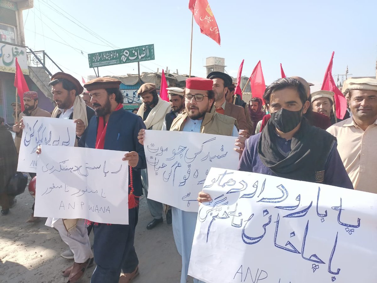 ANP_SWaziristan's tweet photo. اے این پی جنوبی وزیرستان کا وانا بازار میں شہید عمر خطاب کے بےدردی قتل کےخلاف احتجاجی مظاہرہ.
احتجاجی میں آیاز وزیر,اےاین پی تحصیل برمل صدر عصمت،تحصیل شکئ صدر ہمزہ،  تحصیل وانا صدر عابد پختون سمیت پارٹی ورکرز و زمہ داران کثرت تعداد میں شریک
@AimalWali
#JusticeForUmarKhitabSherani https://t.co/AFnjQ5FCBM