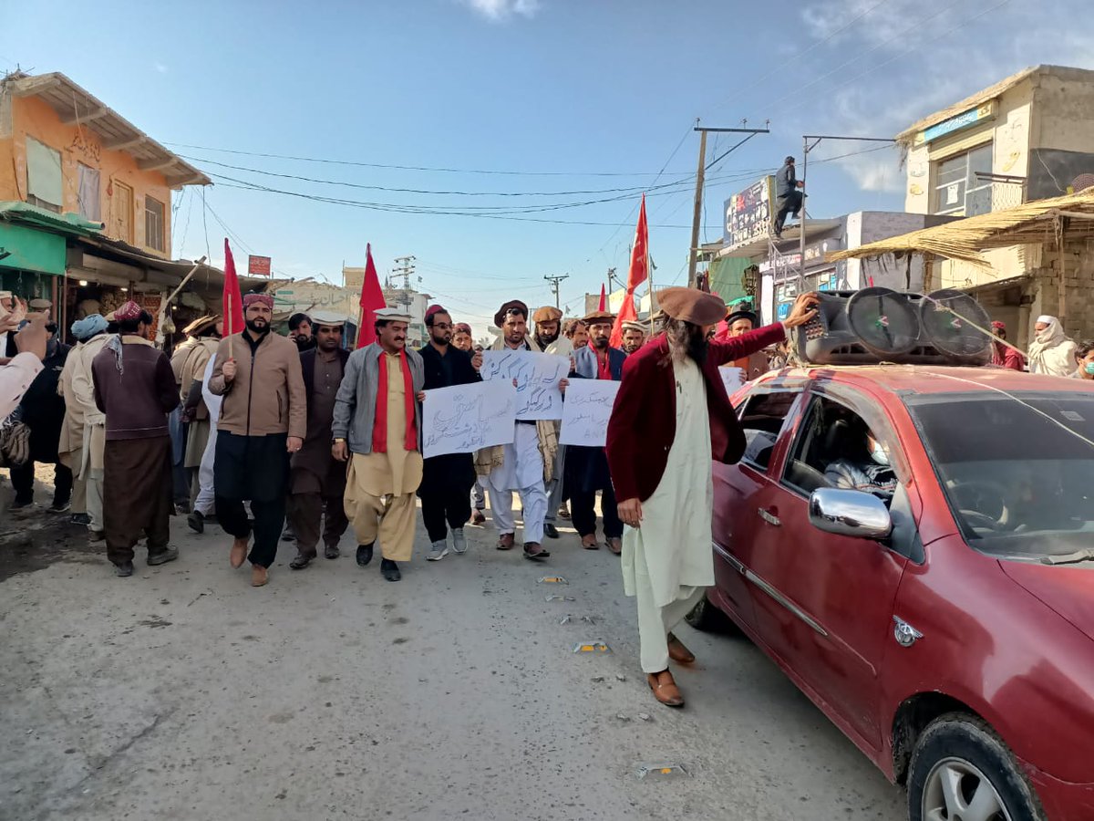 ANP_SWaziristan's tweet photo. اے این پی جنوبی وزیرستان کا وانا بازار میں شہید عمر خطاب کے بےدردی قتل کےخلاف احتجاجی مظاہرہ.
احتجاجی میں آیاز وزیر,اےاین پی تحصیل برمل صدر عصمت،تحصیل شکئ صدر ہمزہ،  تحصیل وانا صدر عابد پختون سمیت پارٹی ورکرز و زمہ داران کثرت تعداد میں شریک
@AimalWali
#JusticeForUmarKhitabSherani https://t.co/AFnjQ5FCBM