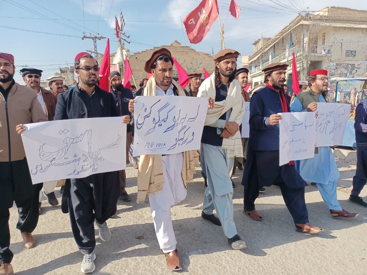 ANP_SWaziristan's tweet photo. اے این پی جنوبی وزیرستان کا وانا بازار میں شہید عمر خطاب کے بےدردی قتل کےخلاف احتجاجی مظاہرہ.
احتجاجی میں آیاز وزیر,اےاین پی تحصیل برمل صدر عصمت،تحصیل شکئ صدر ہمزہ،  تحصیل وانا صدر عابد پختون سمیت پارٹی ورکرز و زمہ داران کثرت تعداد میں شریک
@AimalWali
#JusticeForUmarKhitabSherani https://t.co/AFnjQ5FCBM