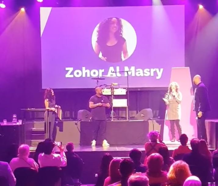 Redacteur Zohor Al Masry werd zaterdagavond gekozen als winnaar bij de Beste Nieuwkomer Spotlight Awards in de categorie sport. Ze kreeg de prijs voor haar inzet om vrouwen meer te laten bewegen. Gefeliciteerd Zohor! 👏🏼
bit.ly/32khLnH