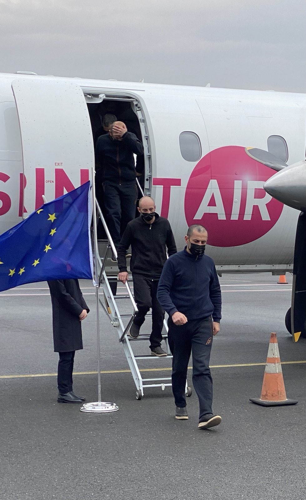 Avropa İttifaqının üzvü Azərbaycanın təhvil verdiyi 10 erməninin ölkələrinə çatma anını paylaşıb - FOTO