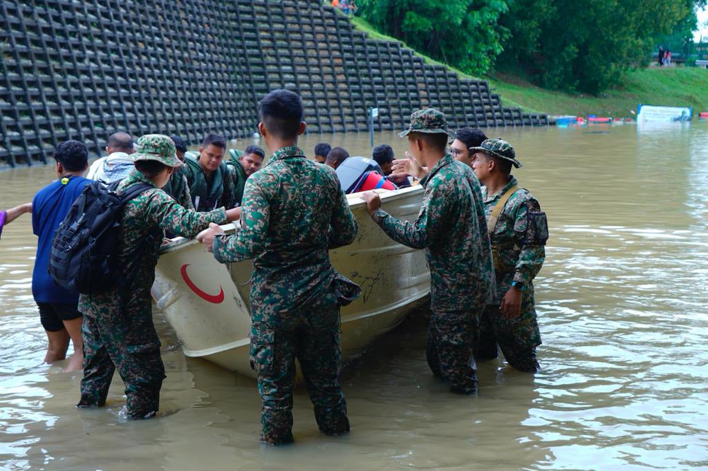 HishammuddinH2O's tweet photo. 📍 Kg Bukit Lanchong, Shah Alam | 19 Dis

Anggota @TenteraDarat telah berada di lapangan selama 48 jam tanpa henti. Berganding bahu bersama @mynadma, @bombaJBPM, PDRM, @KKMPutrajaya dan semua agensi berkaitan demi memastikan operasi banjir berjalan lancar - stay safe everyone. https://t.co/ABdOat9yW1
