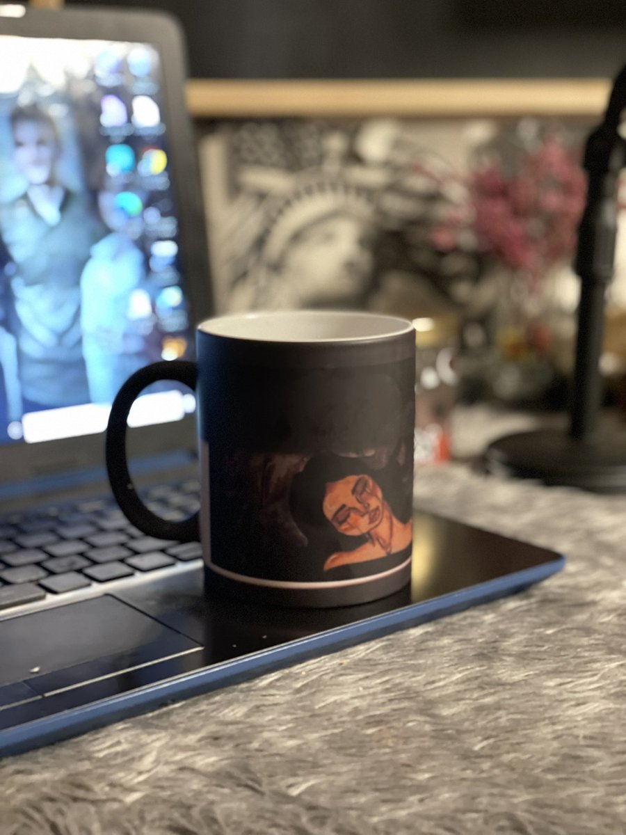 JSky_Designs's tweet image. كوب تظهر فيه الصورة بعد ماتحطو فيه المشروب الساخن♥️🪄
من تصميم الجميلة @NADA_435  
نقدر نضيف اي صورة تحبوها من تصاميم ندى او صورة من إختياركم🤍🤍🪄