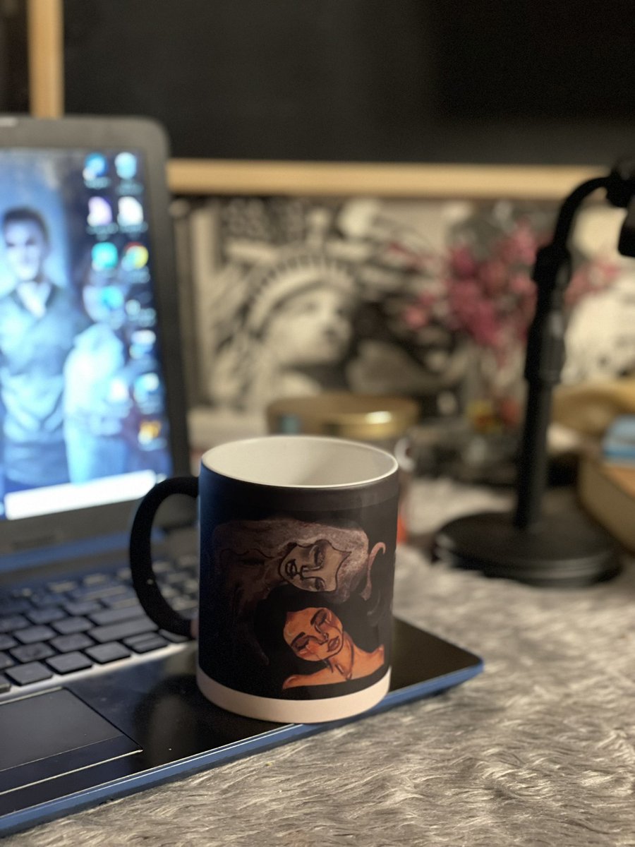 JSky_Designs's tweet image. كوب تظهر فيه الصورة بعد ماتحطو فيه المشروب الساخن♥️🪄
من تصميم الجميلة @NADA_435  
نقدر نضيف اي صورة تحبوها من تصاميم ندى او صورة من إختياركم🤍🤍🪄