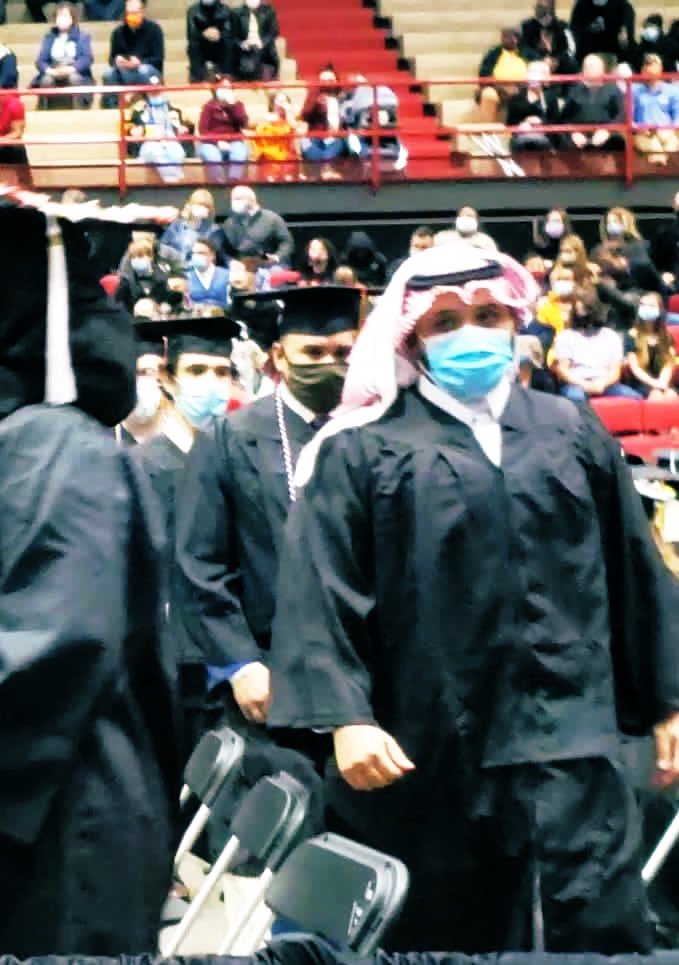 الشكر لله ثم للقيادة ثم لكم يا أطهر الناس

باركوا لي: 
تخرجت اليوم من الولايات المتحدة الاميركية بتخصص علوم سياسية و علاقات دولية
و قانون عام أمريكي 

الناس على روسها قبعات
انا على راسي ما يليق غير شماغي