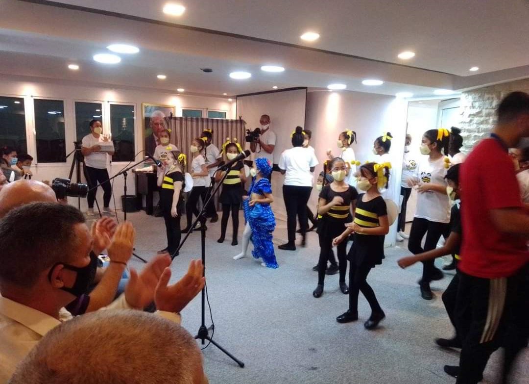La Colmenita engalanó con toda su gracia la premiación del Concurso Infantil Arte por mi Agua, donde grandes y chicos rieron, lloraron y bailaron, al compás de las abejas.
#ArtePorMiAgua
#OSDEAguaYSaneamiento