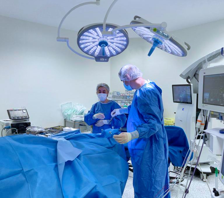 NeurohopeRo's tweet photo. ’First, do no harm’ is the principle that lead medicine towards minimally invasive approaches. 
https://t.co/WyrKaFvod4

#neurosurgeons #neurosurgery #neuroscience #surgeryteam #neurointervention https://t.co/SNEHBrSWDW