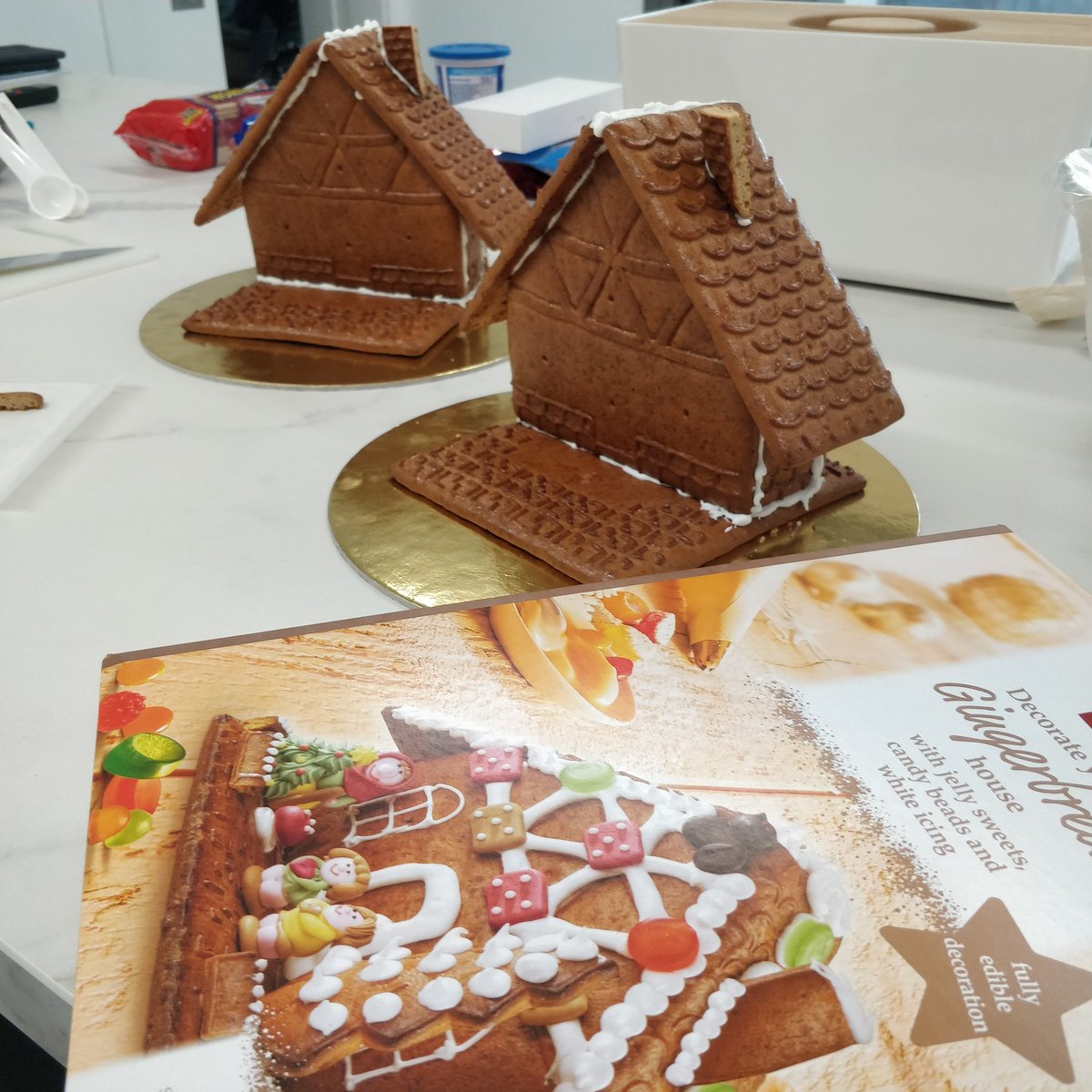 gnapp77's tweet photo. Η παραγωγή ξεκίνησε ... #GingerbreadHouse #xmasloading https://t.co/74CkDuHXWs