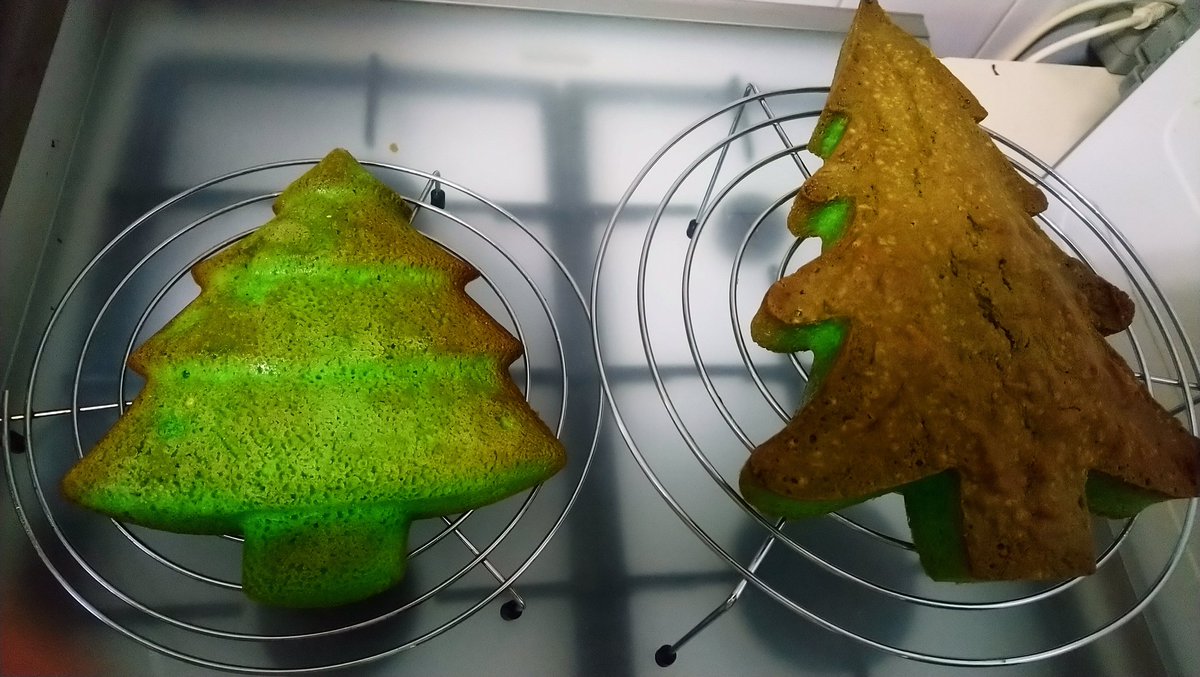 Laurina5012's tweet photo. Goedemorgen, en dan krijg je snachts n brainewave, dan ga je de keuken in, sta je te bakken, dan ga je slapen, zodat de #cake kan afkoelen, nu even kijken wat we van deze #kerstboom gaan maken..iets met #icing en #decoreren.... https://t.co/uaDS9NZPfo