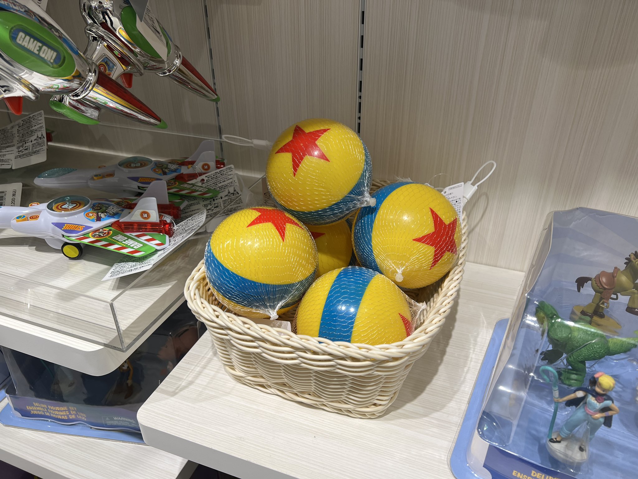 Westergaard Frozenとcarsの人 フラッグシップトーキョー いつから置いてたのか ピクサーボール ルクソーボール が 税込 1 3 ゴム製の ボール です 国内でもこうやって質の良いピクサーボールが気軽に買えるようになるといいね T
