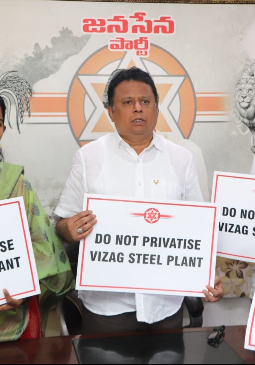 AnanthapurPKFC's tweet photo. Day 2 Protest by Dr Hari Prasad Garu and  Bolishetty Srinu Garu &amp; There Team ✊

#Raise_Placards_ANDHRA_MP
#SaveVizagSteelPlant
@PawanKalyan || @JanaSenaParty https://t.co/qWatB3135R