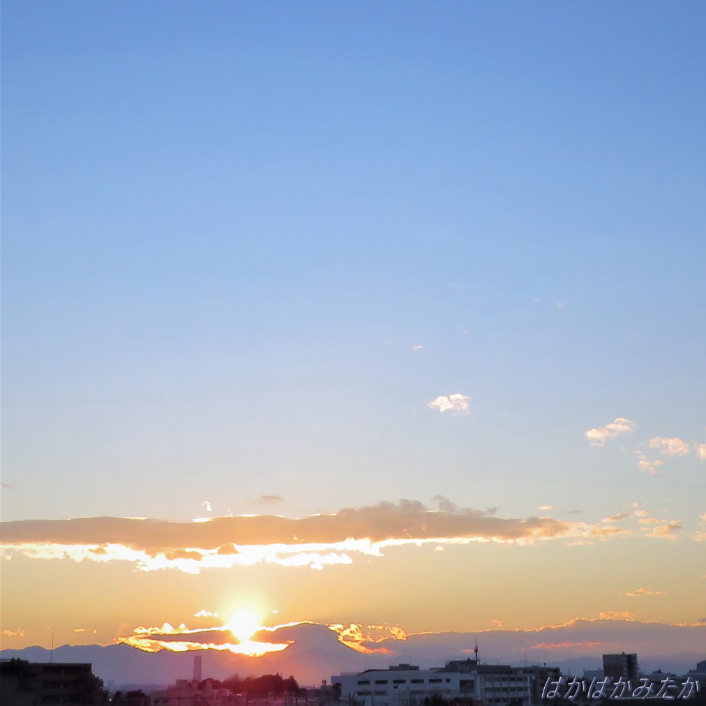 TMitaka's tweet photo. 12/19

夕空に願いを

　穏やかな一夜になりますように

・・・
小金井市本町より　16：15・20・31

https://t.co/cE2fHwOUJf https://t.co/aVGEvMOD2i