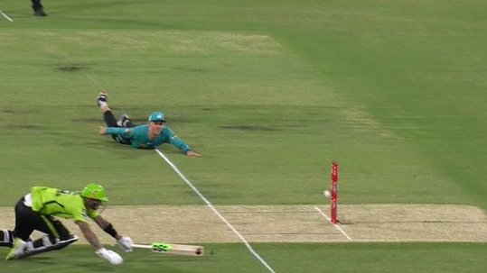 FlashCric's tweet photo. Hales survives the Run Out attempt without facing a ball.

LIVE COMMS:
👉 https://t.co/OcAKeKgzRi👈

#HEAvTHU #BBL2021 https://t.co/5fdQlbbscF