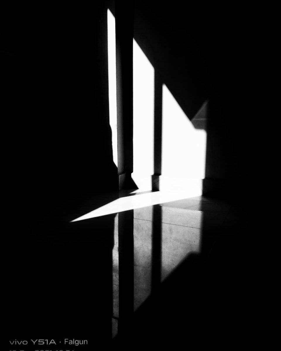 Falgun11's tweet photo. #shadow #ReflectionOfYou #photography #PhotoOfTheDay #photo https://t.co/0TCv4cQ9UF