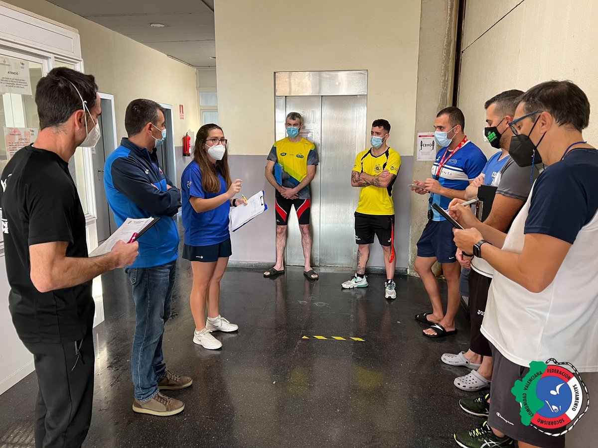 fsscvalenciana's tweet photo. Instantes previos al inicio de la competición y reunión técnica del I Trofeo de Navidad que coincide  con la I Jornada de liga Española de clubes de categorías absoluto y máster que se celebra el día 19 de diciembre de 2021 en la Piscina Municipal de Nazaret (Valencia). #FSSCV21 https://t.co/btdSRtDoqJ