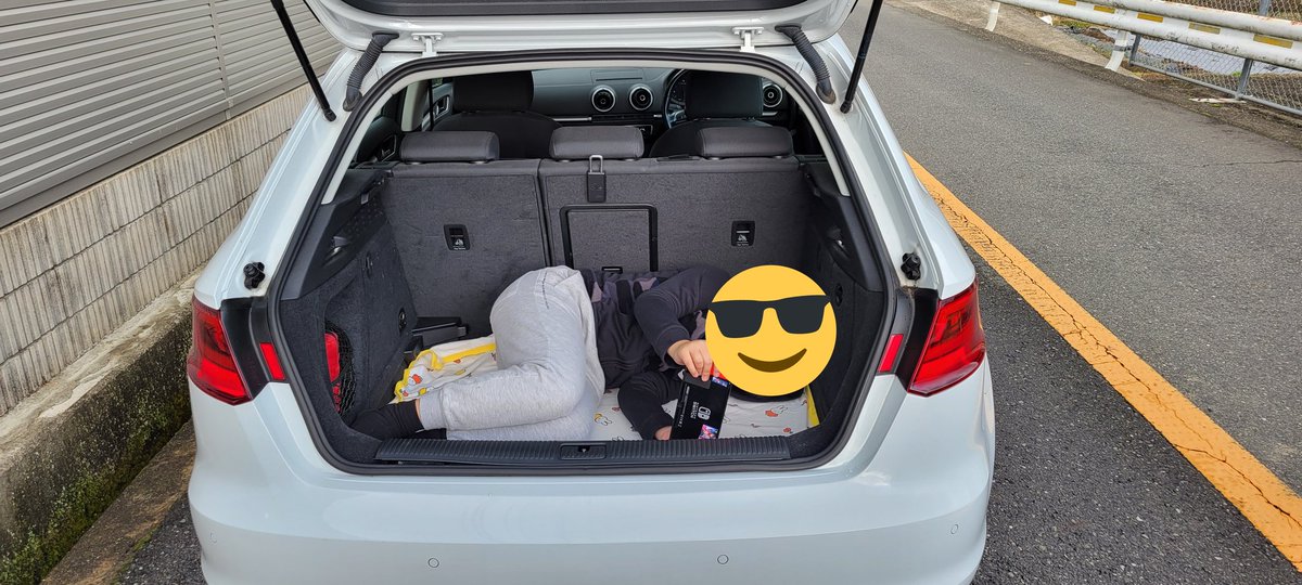 mb13579bm's tweet photo. 極寒の中UNIQLOのヒートテック＋フリース＋ブロックテックとワークマンの防水FESTブーツで完全装備して洗車
甥っ子がずーっとラゲッジルームでゲームしててどいてくれへんからなかなかスタッドレス積めなかった

#audi
#a3sb
#洗車
#wakos
#UNIQLO
#ユニクロ
#ワークマン
#switch
#ポケモン https://t.co/mqcrsjV8R1