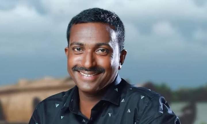 DhehlanBaqavi's tweet photo. SDPI கட்சியின் கேரளா மாநில செயலாளர் ஷான்  RSS சங்கி குண்டர்களால் நேற்றிரவு படுகொலை செய்யப்பட்டார் என்ற செய்தி அதிர்ச்சியளிக்கிறது.
கண்டிக்கத்தக்கது.
நாட்டை வன்முறைகாடாக்க முயலும் RSS ன் பாசிசப் போக்கை இனிமேலும் அனுமதிக்கமுடியாது என்ற
முடிவை அனைவரும்எடுக்க வேண்டிய தருணமிது. https://t.co/usDcWxOWoQ