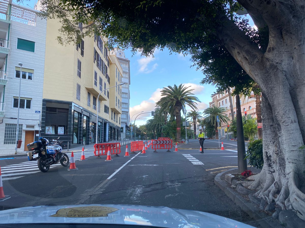 ATENCIÓN: Se procede al corte del sentido ascendente de Ramblas de Santa Cruz para la realización de trabajos de descarga de maquinaria autorizados en centro hospitalario de la zona. Se redirige la circulación por los carriles libres. <a href="/PoliciaLocalSC/">Policía Local SC Tenerife</a> en el lugar #TRÁFICOSC