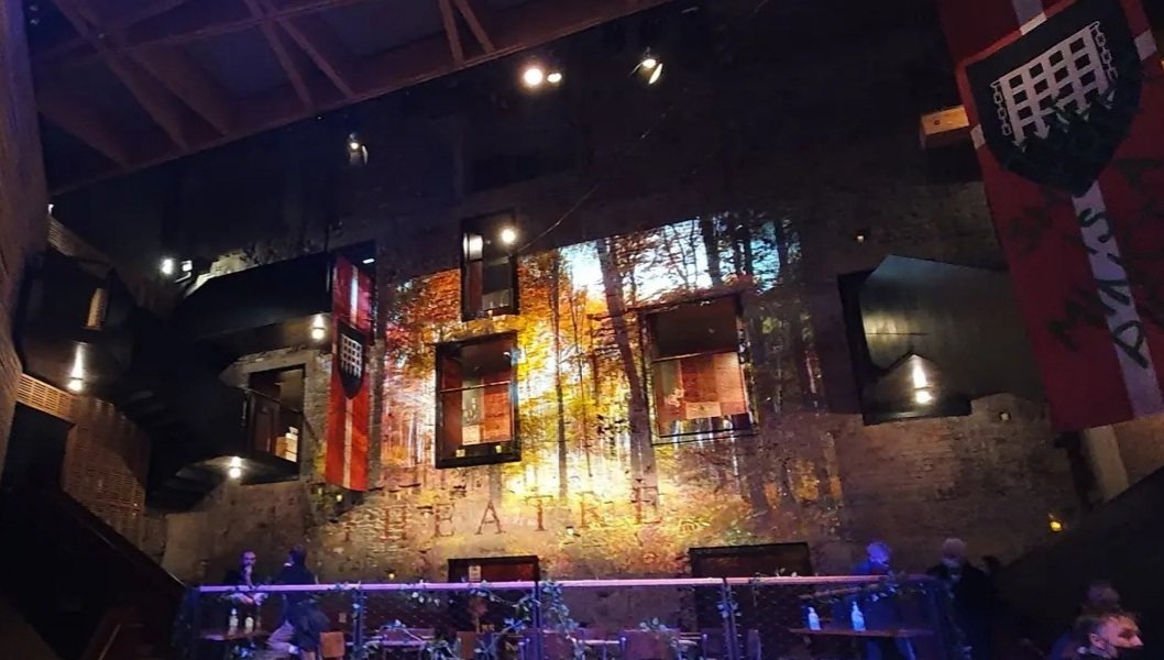 KirstiB8's tweet photo. Last night's show was brilliantly creative, entertaining and humorous! Thanks to the theatre and production staff for putting on this uplifting show in challenging times and taking extra measures to keep us safe. ❤
#alexroberts as JJ @BristolOldVic @WardrobEnsemble
#Robinhood https://t.co/L7AcsccloC