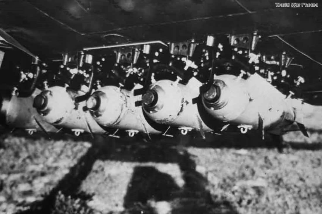 オレは飛行機だの爆弾だのおっかない物には無知なのだが、こいつはいわゆる空対空爆弾の類か? 