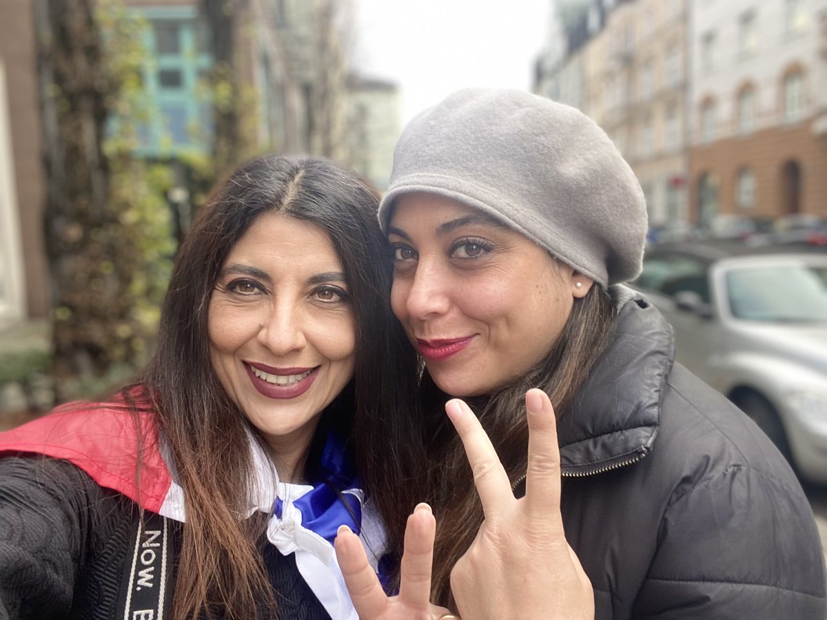 KarenKoetje's tweet photo. Con mi Hermanita @BretzelundIch y mi Bandera Chilena ya Voté!!!!! Vamos Chile!! Vamos Kast!!❤️🇨🇱✌️ https://t.co/ZfXper6ZJC