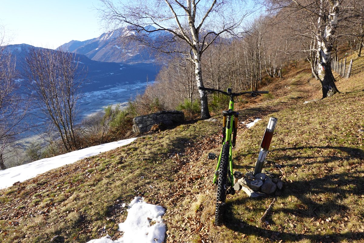 DanielcScherrer's tweet photo. Bin ja mal sowas von gespannt: die allererste Abfahrt mit dem neuen #Nomad5 steht an. #Biketour #Ticino https://t.co/USsMHFT9RJ