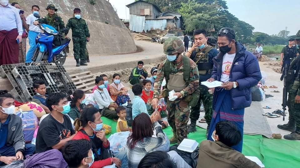 RvlBurma2's tweet photo. A total of 132 refugees from #Mae_Htaw_Thale village, who fled to #Thailand due to the fighting in Lay Kay Kaw area, were handed over to the #BGF by the Thai police at around 3 pm on Dec 19.

#WhatsHappeningInMyanmar https://t.co/gmlaFLl1It