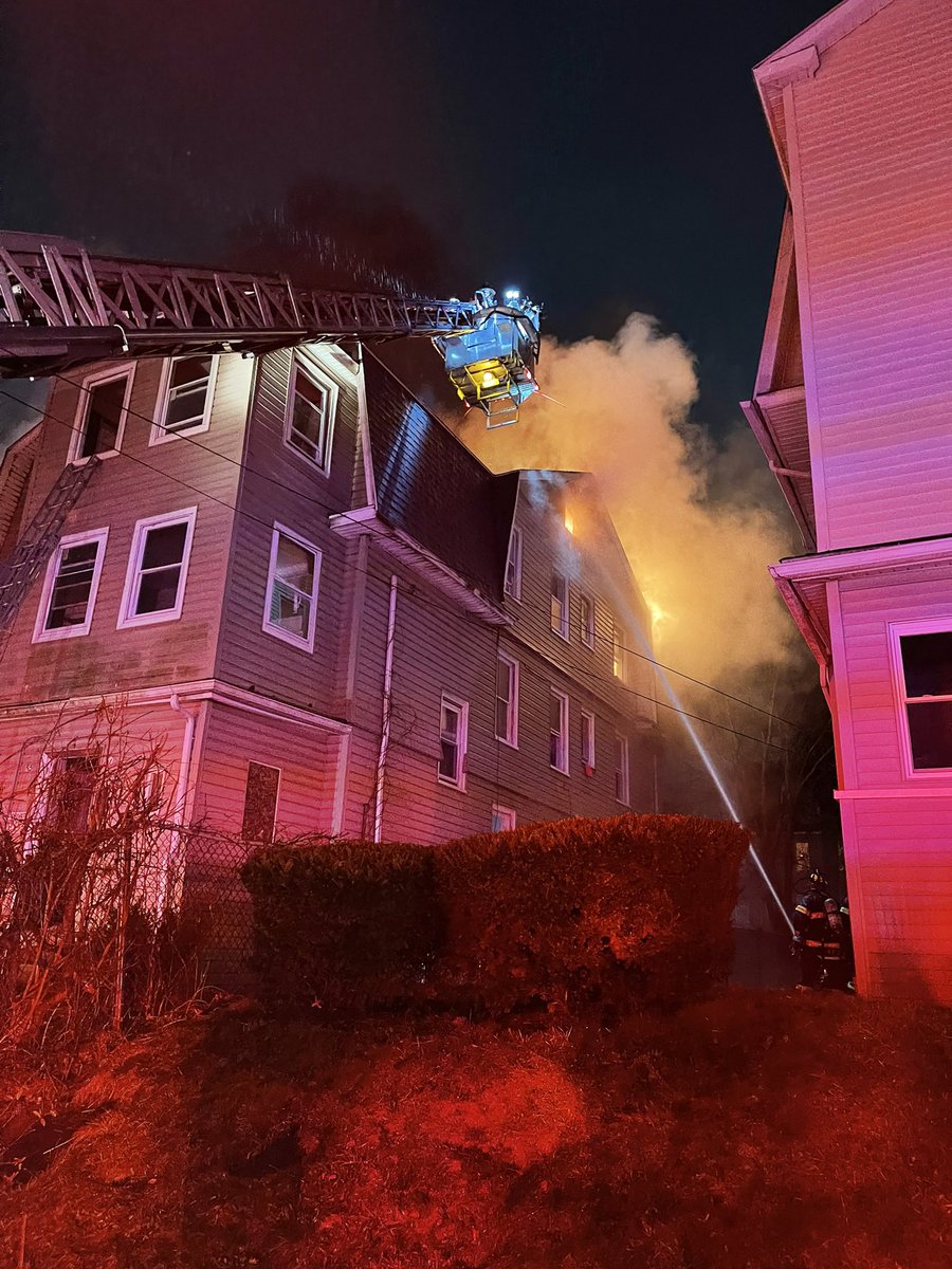 SquadFirePhotos's tweet photo. Hartford Ct 2nd alarm. 55 Westland St 12/19/21 at 01:46. Ladder 3 made a grab via ground ladder from floor 3 front on arrival. @HFDFireDept @HartfordFire760 @BreakingNowCT @RagTopFire @ChristineDempse @CanonUSA #westlandst #hartfordfd #2ndalarm #osfp https://t.co/xewYqyd5In