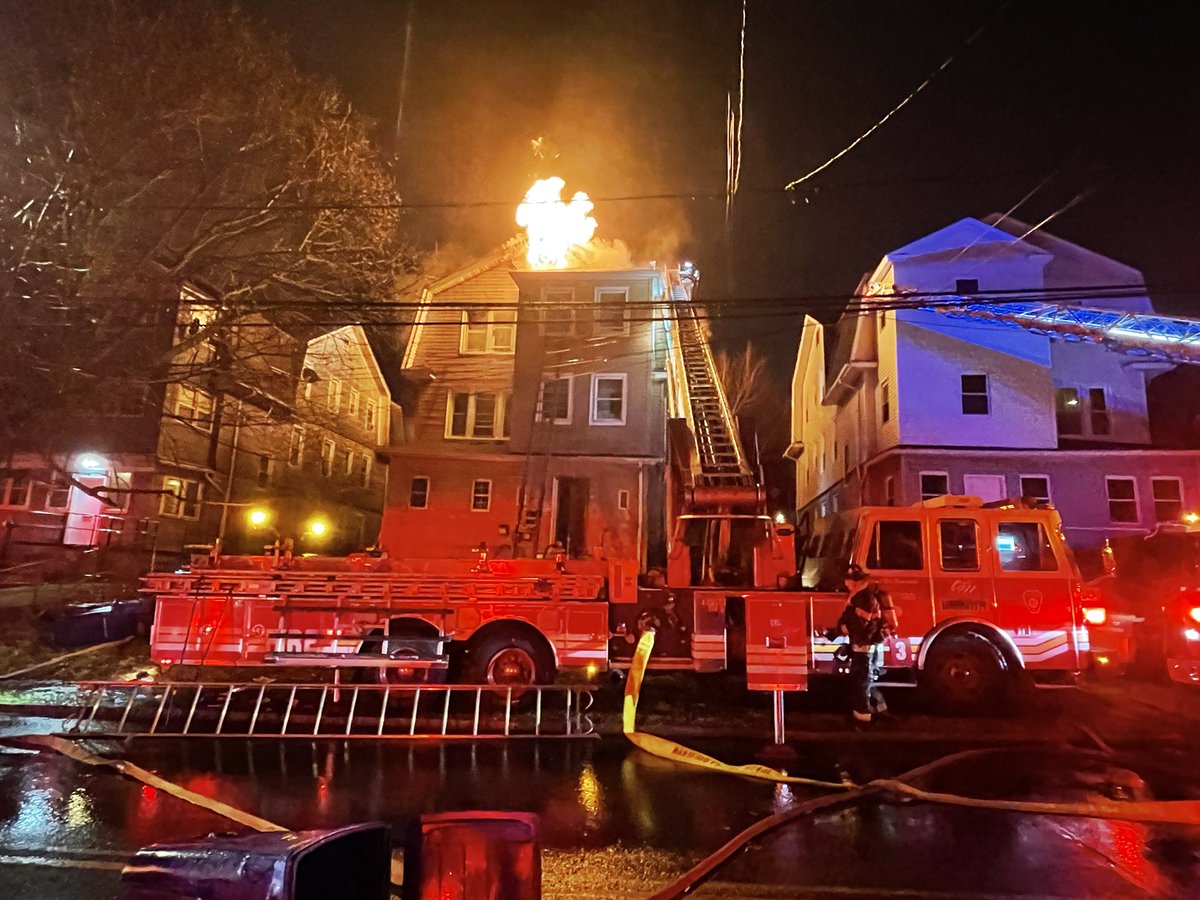 SquadFirePhotos's tweet photo. Hartford Ct 2nd alarm. 55 Westland St 12/19/21 at 01:46. Ladder 3 made a grab via ground ladder from floor 3 front on arrival. @HFDFireDept @HartfordFire760 @BreakingNowCT @RagTopFire @ChristineDempse @CanonUSA #westlandst #hartfordfd #2ndalarm #osfp https://t.co/xewYqyd5In