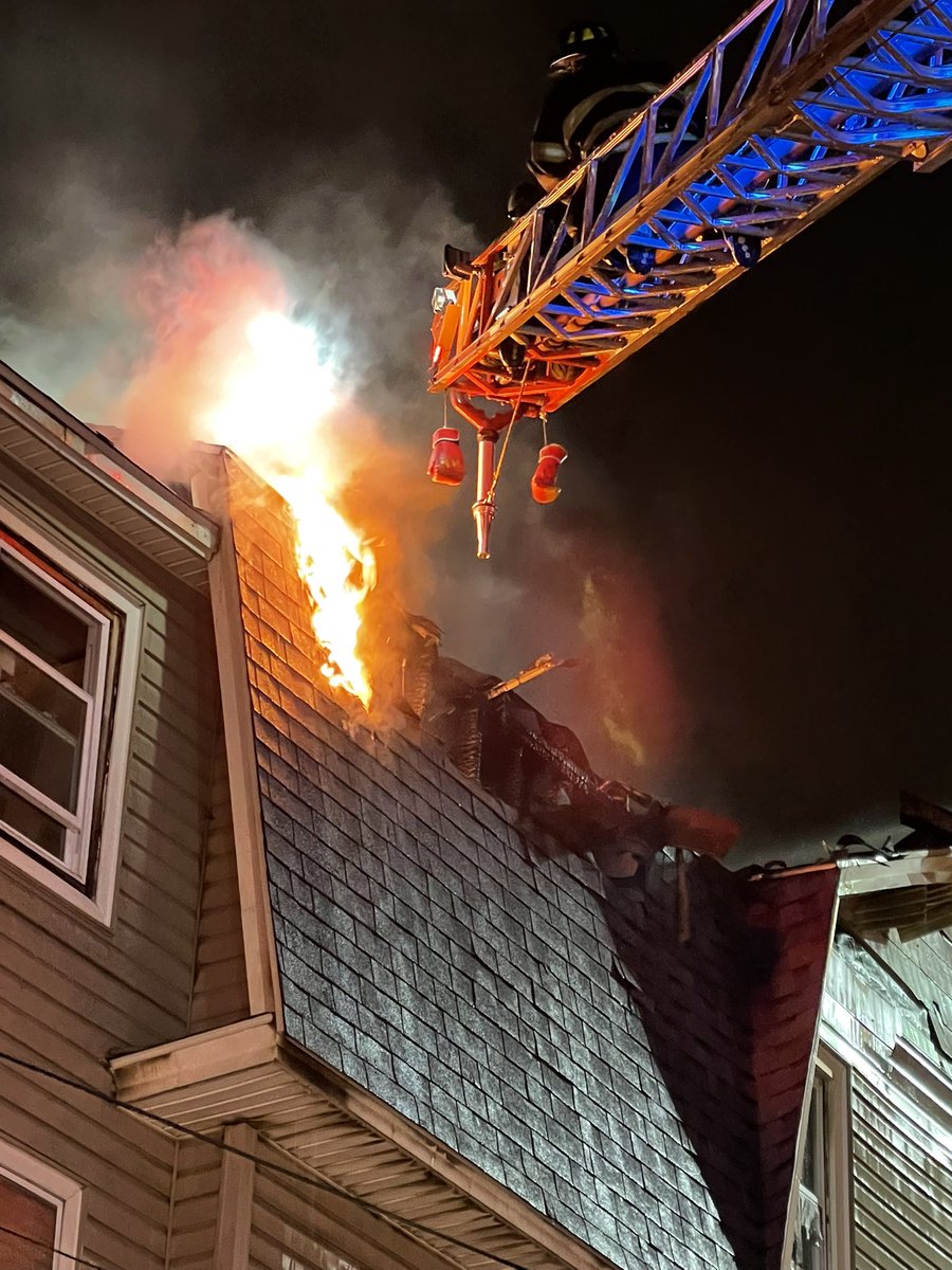 SquadFirePhotos's tweet photo. Hartford Ct 2nd alarm. 55 Westland St 12/19/21 at 01:46. Ladder 3 made a grab via ground ladder from floor 3 front on arrival. @HFDFireDept @HartfordFire760 @BreakingNowCT @RagTopFire @ChristineDempse @CanonUSA #westlandst #hartfordfd #2ndalarm #osfp https://t.co/xewYqyd5In