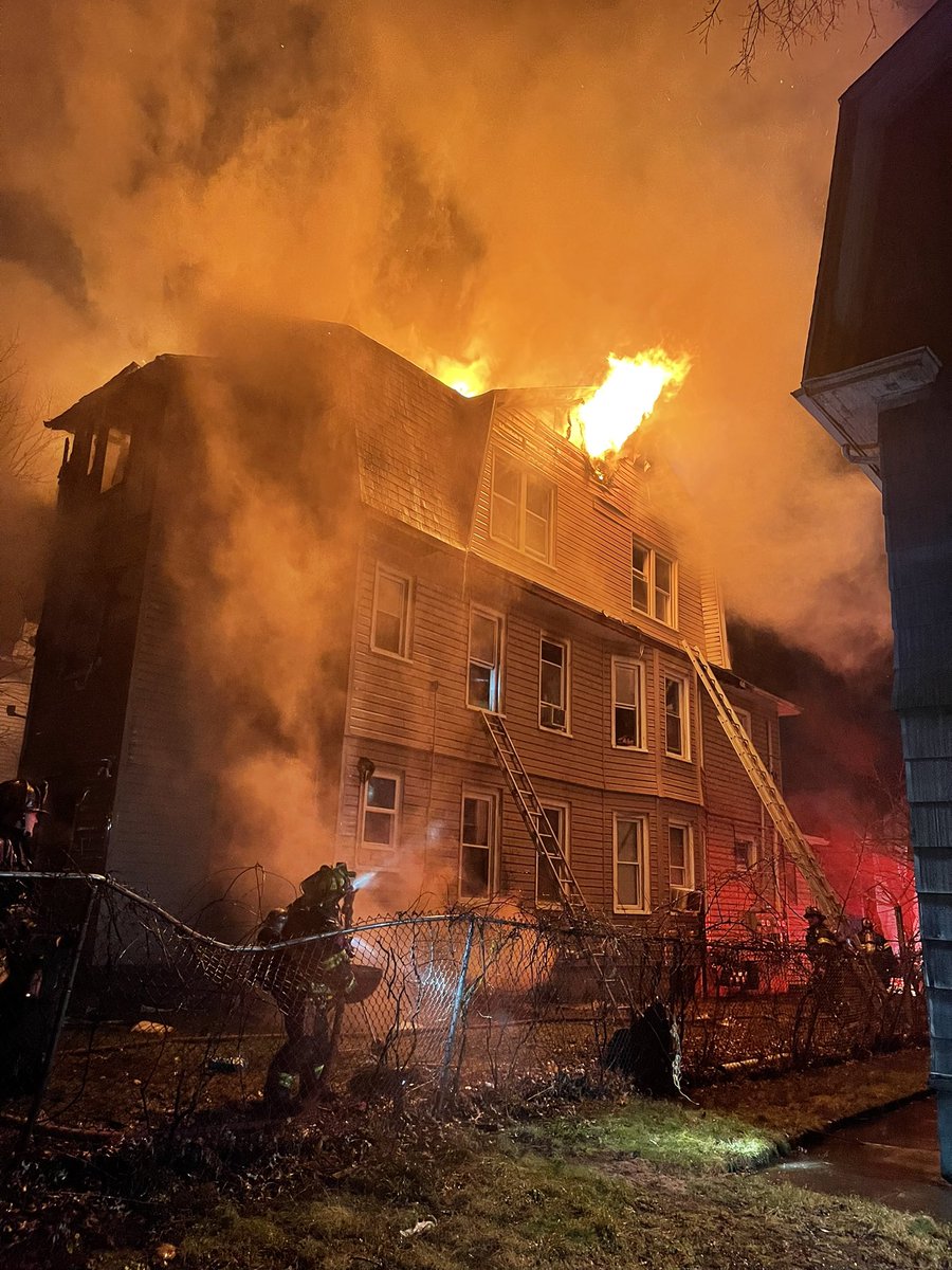 SquadFirePhotos's tweet photo. Hartford Ct 2nd alarm. 55 Westland St 12/19/21 at 01:46. Ladder 3 made a grab via ground ladder from floor 3 front on arrival. @HFDFireDept @HartfordFire760 @BreakingNowCT @RagTopFire @ChristineDempse @CanonUSA #westlandst #hartfordfd #2ndalarm #osfp https://t.co/xewYqyd5In
