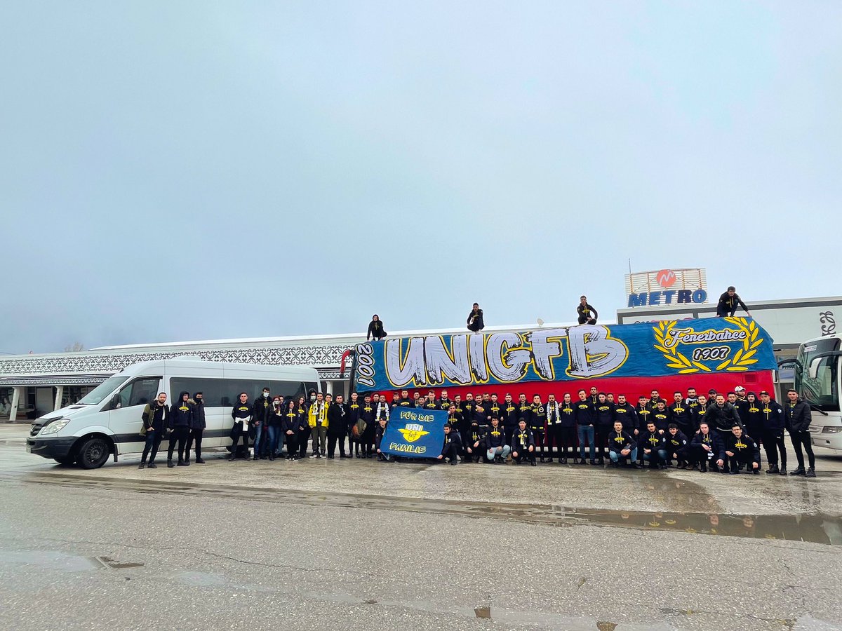 UNIGFB06's tweet photo. ARDINDAN BÜYÜK BİR İZDİHAM!

Fenerbahçemizin, beşiktaş ile oynayacağı maç için Kadıköy yolundayız!

#UNIGFB https://t.co/b5vos8IXPg