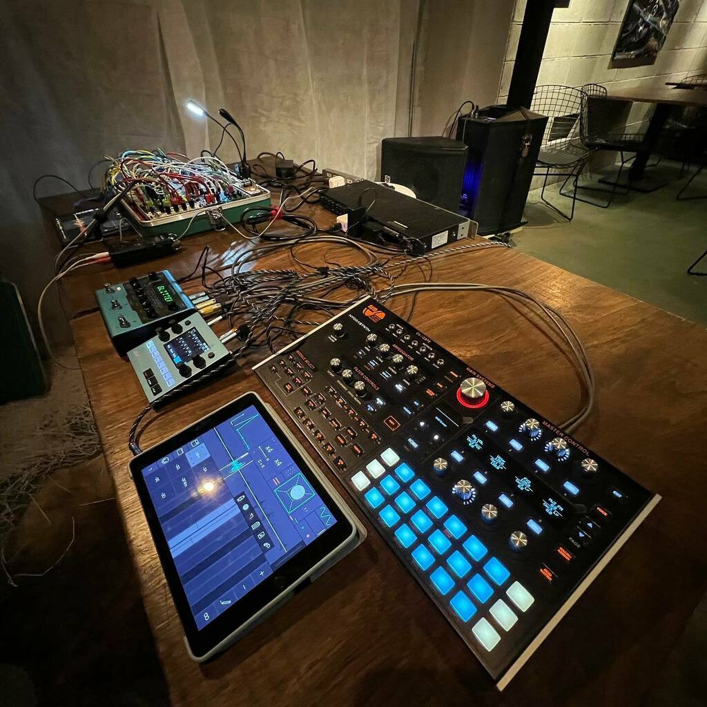 zonbi's tweet photo. 今夜はモジュラーではなくHYDRASYNTHとX-SPACE、iPadのグラニュラーでアンビエントSETです。
18:00 Open / 18:30 Start
場所: Soto Kyoto
#modularonthespot https://t.co/R57f5MJpX1 https://t.co/zIlxGCNEDv